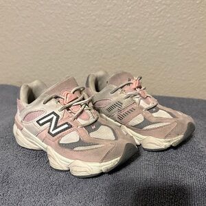 9060 New Balance Kids' Sneakers in Soft Pink and Gray